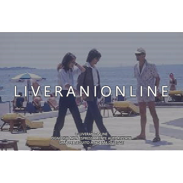 RETROSPETTIVA CHARLOTTE RAMPLING ATTRICE NELLA FOTO CHARLOTTE RAMPLING A CANNES CON IL MARITO JEAN CLAUDE JARRE NELL\'ANNO 1975 AG ALDO LIVERANI SAS