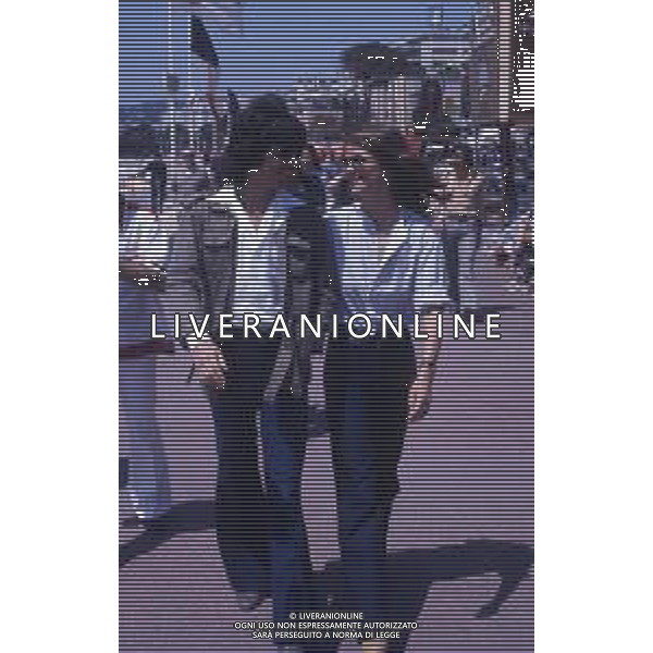 RETROSPETTIVA CHARLOTTE RAMPLING ATTRICE NELLA FOTO CHARLOTTE RAMPLING A CANNES CON IL MARITO JEAN CLAUDE JARRE NELL\'ANNO 1975 AG ALDO LIVERANI SAS
