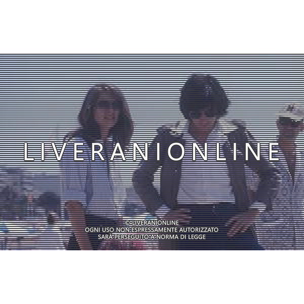 RETROSPETTIVA CHARLOTTE RAMPLING ATTRICE NELLA FOTO CHARLOTTE RAMPLING A CANNES CON IL MARITO JEAN CLAUDE JARRE NELL\'ANNO 1975 AG ALDO LIVERANI SAS
