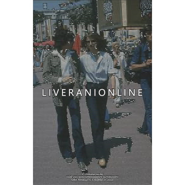 RETROSPETTIVA CHARLOTTE RAMPLING ATTRICE NELLA FOTO CHARLOTTE RAMPLING A CANNES CON IL MARITO JEAN CLAUDE JARRE NELL\'ANNO 1975 AG ALDO LIVERANI SAS