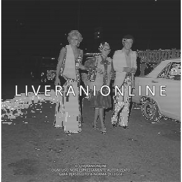 RETROSPETTIVA EMIDIO REMIGI DETTO MEMO, CANTANTE NELLA FOTO CON LA MOGLIE LUCIA RUSSO A MILANO ALLA BULLONA NEL 1975  ©Archivio Giovanni Liverani/AG ALDO LIVERANI SAS  