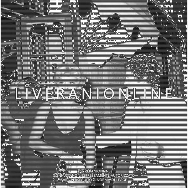 RETROSPETTIVA EMIDIO REMIGI DETTO MEMO, CANTANTE NELLA FOTO CON LA MOGLIE LUCIA RUSSO A MILANO ALLA BULLONA NEL 1975  ©Archivio Giovanni Liverani/AG ALDO LIVERANI SAS  