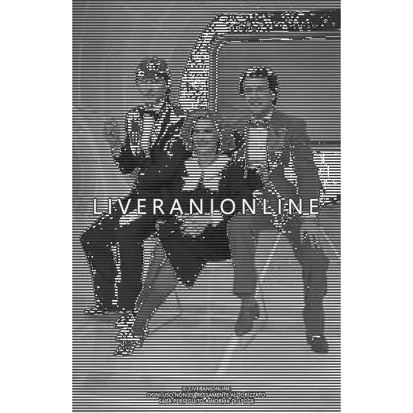 RETROSPETTIVA EMIDIO REMIGI DETTO MEMO, CANTANTE NELLA FOTO CON LORETTA GOGGI CON IL MARITO GIANNI BREZZA NEL PROGRAMMA TELEVISIVO \'GOGGI QUIZ\' A MILANO NEL 1983  ©Archivio Giovanni Liverani/AG ALDO LIVERANI SAS   