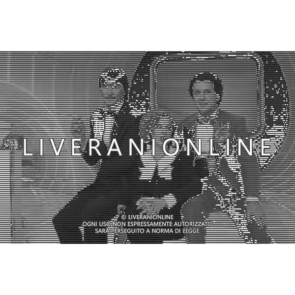 RETROSPETTIVA EMIDIO REMIGI DETTO MEMO, CANTANTE NELLA FOTO CON LORETTA GOGGI CON IL MARITO GIANNI BREZZA NEL PROGRAMMA TELEVISIVO \'GOGGI QUIZ\' A MILANO NEL 1983  ©Archivio Giovanni Liverani/AG ALDO LIVERANI SAS   