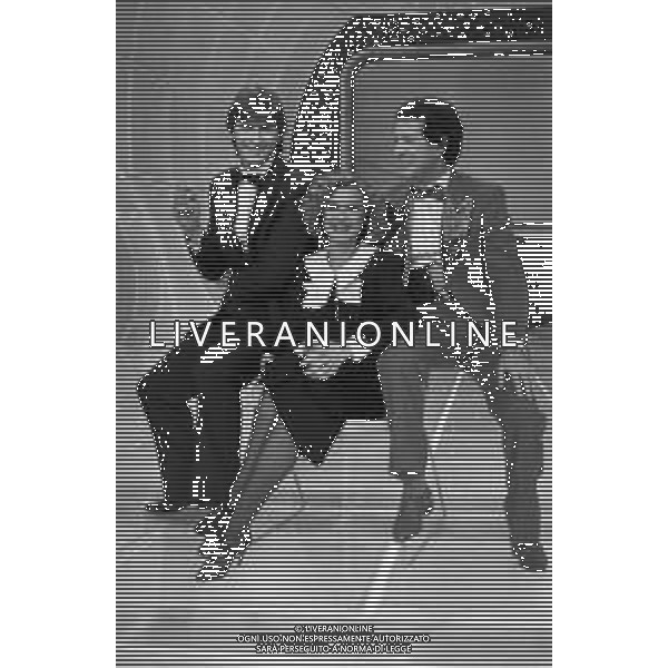 RETROSPETTIVA EMIDIO REMIGI DETTO MEMO, CANTANTE NELLA FOTO CON LORETTA GOGGI CON IL MARITO GIANNI BREZZA NEL PROGRAMMA TELEVISIVO \'GOGGI QUIZ\' A MILANO NEL 1983  ©Archivio Giovanni Liverani/AG ALDO LIVERANI SAS   