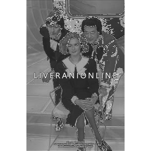 RETROSPETTIVA EMIDIO REMIGI DETTO MEMO, CANTANTE NELLA FOTO CON LORETTA GOGGI CON IL MARITO GIANNI BREZZA NEL PROGRAMMA TELEVISIVO \'GOGGI QUIZ\' A MILANO NEL 1983  ©Archivio Giovanni Liverani/AG ALDO LIVERANI SAS   