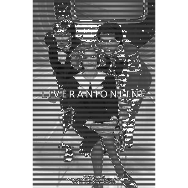 RETROSPETTIVA EMIDIO REMIGI DETTO MEMO, CANTANTE NELLA FOTO CON LORETTA GOGGI CON IL MARITO GIANNI BREZZA NEL PROGRAMMA TELEVISIVO \'GOGGI QUIZ\' A MILANO NEL 1983  ©Archivio Giovanni Liverani/AG ALDO LIVERANI SAS   