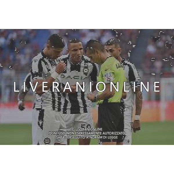 proteste Udinese con l\'arbitro Livio Marinelli di Tivoli (Roma) per il rigore Milan vs Udinese Milano 13-08-2022 Stadio Giuseppe Meazza - San Siro Campionato Serie A TIM - 1a giornata foto Roberto Garavaglia/ag. Aldo Liverani sas/AGENZIA ALDO LIVERANI SAS   