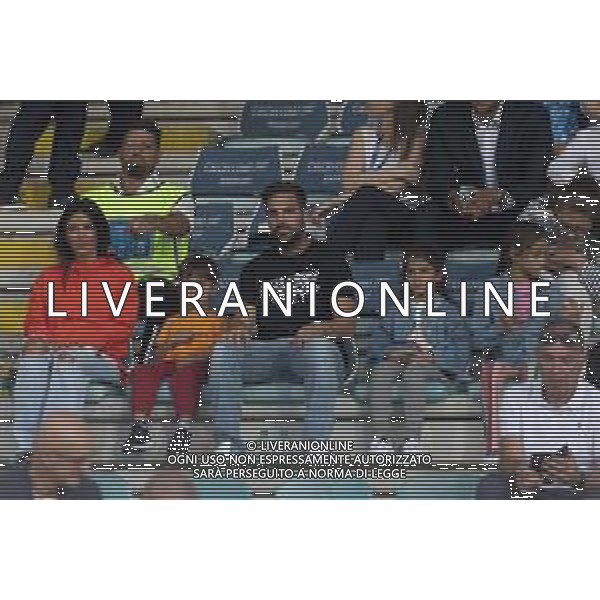 Giampy - COMO - CAGLIARI CAMPIONATO CALCIO SERIE BKT 1a GIORNATA 13.08.2022 NELLA FOTO CESC FABREGAS IN TRIBUNA CON LA FAMIGLIA, MOGLIE E FIGLI ©Giampietri Paolo/AGENZIA ALDO LIVERANI SAS   