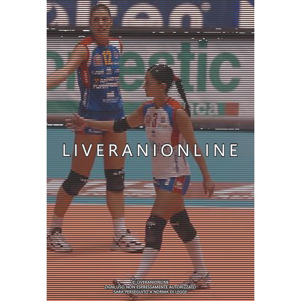TORINO 23/10/05 FINDOMESTIC SUOER CUP FEMMINILE RADIO 105 FOPPAPEDRETTI BERGAMO NELLA FOTO PICCININI FRANCESCA CON CROCE PAOLA PH GIGI ARCAINI AG.ALDO LIVERANI