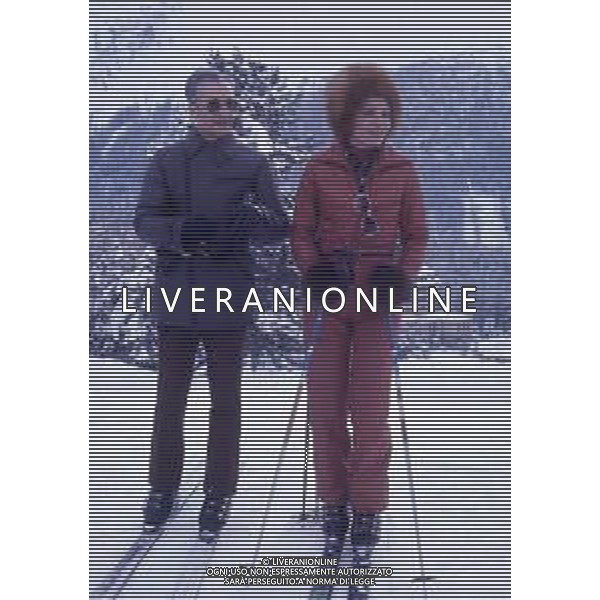 RETROSPETTIVA FARAH DIBA PAHLAVI IMPERATRICE DI PERSIA NELLA FOTO FARAH DIBA PAHLAVI IMPERATRICE DI PERSIA A SAINT MORITZ ANNI 70CON IL MARITO Mohammad Reza Pahlavi AG ALDO LIVERANI SAS