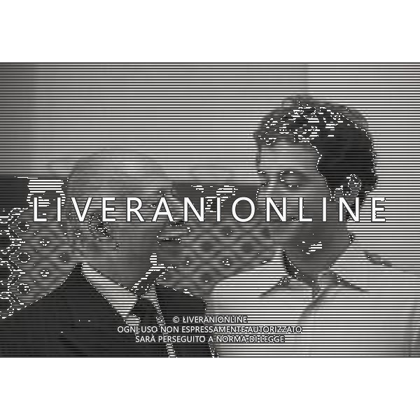 RETROSPETTIVA ERNESTO CALINDRI ATTORE NELLA FOTO ERNESTO CALINDRI CON IL FIGLIO GABRIELE AL TEATRO NAZIONALE DI MILANO NELL\'ANNO 1986 AG ALDO LIVERANI SAS