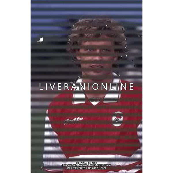 RETROSPETTIVA THOMAS DOLL CALCIATORE NELLA FOTO THOMAS DOLL CON LA MAGLIA DEL BARI CALCIO AG ALDO LIVERANI SAS
