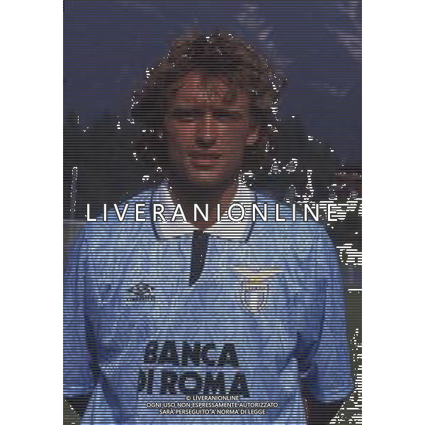 RETROSPETTIVA THOMAS DOLL CALCIATORE NELLA FOTO THOMAS DOLL CON LA MAGLIA DELLA LAZIO CALCIO AG ALDO LIVERANI SAS