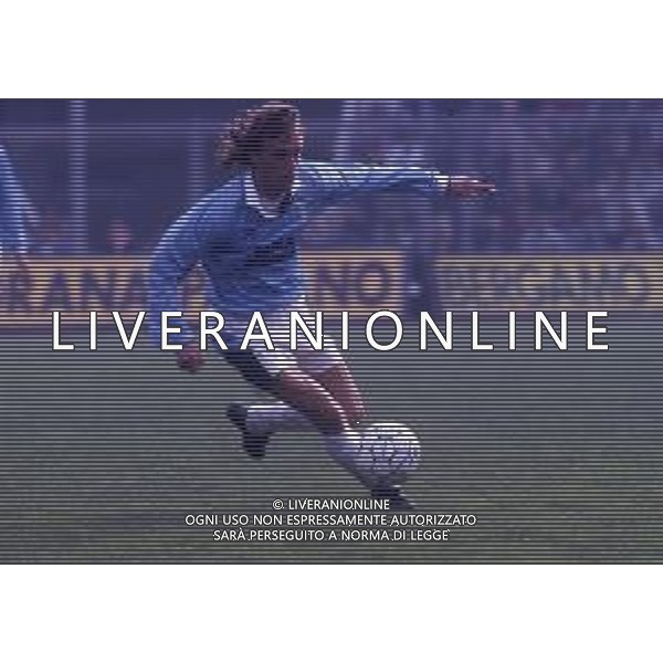 RETROSPETTIVA THOMAS DOLL CALCIATORE NELLA FOTO THOMAS DOLL CON LA MAGLIA DELLA LAZIO CALCIO AG ALDO LIVERANI SAS