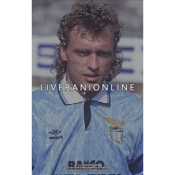 RETROSPETTIVA THOMAS DOLL CALCIATORE NELLA FOTO THOMAS DOLL CON LA MAGLIA DELLA LAZIO CALCIO AG ALDO LIVERANI SAS