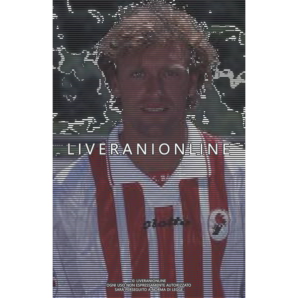 RETROSPETTIVA THOMAS DOLL CALCIATORE NELLA FOTO THOMAS DOLL CON LA MAGLIA DEL BARI CALCIO AG ALDO LIVERANI SAS