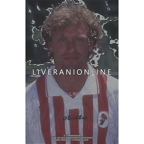 RETROSPETTIVA THOMAS DOLL CALCIATORE NELLA FOTO THOMAS DOLL CON LA MAGLIA DEL BARI CALCIO AG ALDO LIVERANI SAS