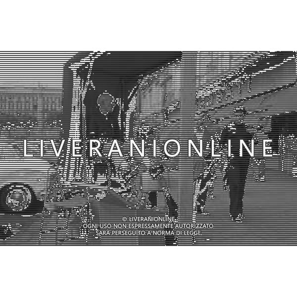 RETROSPETTIVA 1975 VEDUTE PANORAMICHE DELLA CITTA\' DI NAPOLI NELLA FOTO uno Sciuscia\' o Lustrascarpe ©Archivio Giovanni Liverani/AGENZIA ALDO LIVERANI SAS