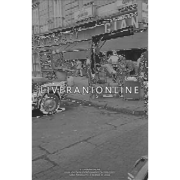 RETROSPETTIVA 1975 VEDUTE PANORAMICHE DELLA CITTA\' DI NAPOLI NELLA FOTO uno Sciuscia\' o Lustrascarpe ©Archivio Giovanni Liverani/AGENZIA ALDO LIVERANI SAS