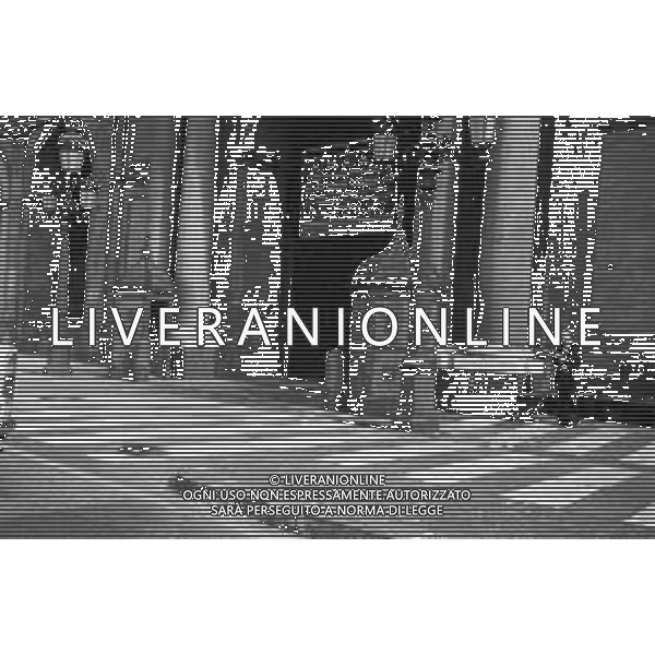 RETROSPETTIVA 1975 VEDUTE PANORAMICHE DELLA CITTA\' DI NAPOLI NELLA FOTO Vista della porta d\'entrata del Palazzo Reale, ubicato in piazza del Plebiscito ©Archivio Giovanni Liverani/AGENZIA ALDO LIVERANI SAS