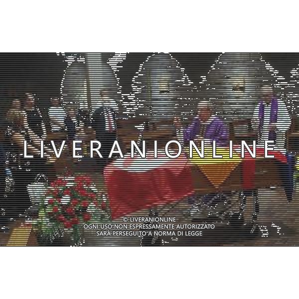 IMOLA 19 08 2022 FUNERALE DI PROF ANDREA BANDINI NELLA FOTO DON NATALE TOMBA BENEDICE LA BARA CON IL FERETRO DI ANDREA BANDINI ©SANNA/AGENZIA ALDO LIVERANI SAS