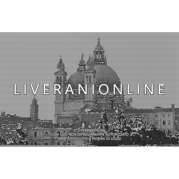 VEDUTE DELLA CITTA \' DI VENEZIA DURANTE IL RESTAURO DEL 1971 - RETROSPETTIVA NELLA FOTO LA CUPOLA DELLA CHIESA O BASILICA DI SANTA MARIA DELLA SALUTE ©Archivio Giovanni Liverani/AGENZIA ALDO LIVERANI SAS