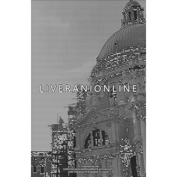 VEDUTE DELLA CITTA \' DI VENEZIA DURANTE IL RESTAURO DEL 1971 - RETROSPETTIVA NELLA FOTO LA CHIESA O BASILICA DI SANTA MARIA DELLA SALUTE CANAL GRANDE ©Archivio Giovanni Liverani/AGENZIA ALDO LIVERANI SAS