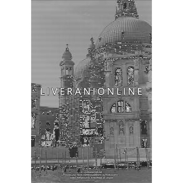 VEDUTE DELLA CITTA \' DI VENEZIA DURANTE IL RESTAURO DEL 1971 - RETROSPETTIVA NELLA FOTO LA CHIESA O BASILICA DI SANTA MARIA DELLA SALUTE CANAL GRANDE ©Archivio Giovanni Liverani/AGENZIA ALDO LIVERANI SAS