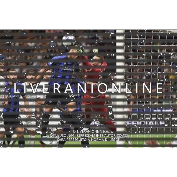 Bartlomiej Dragowski (Spezia) anticipa Lautaro Martinez (Inter) e sventa occasione da gol Inter vs Spezia Milano 20-08-2022 Stadio Giuseppe Meazza - San Siro Campionato Serie A TIM - 2a giornata foto Roberto Garavaglia/ag. Aldo Liverani sas/AGENZIA ALDO LIVERANI SAS