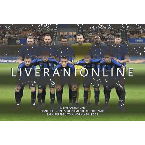 la formazione dell\'Inter, in piedi da SX Milan Skriniar, Stefan de Vrij, Denzel Dumfries, Samir Handanovic, Romelu Lukaku e Alessandro Bastoni; in basaso da SX Marcelo Brozovic, Nicolo\' Barella, Lautaro Martinez, Federico Dimarco e Hakan Calhanoglu Inter vs Spezia Milano 20-08-2022 Stadio Giuseppe Meazza - San Siro Campionato Serie A TIM - 2a giornata foto Roberto Garavaglia/ag. Aldo Liverani sas