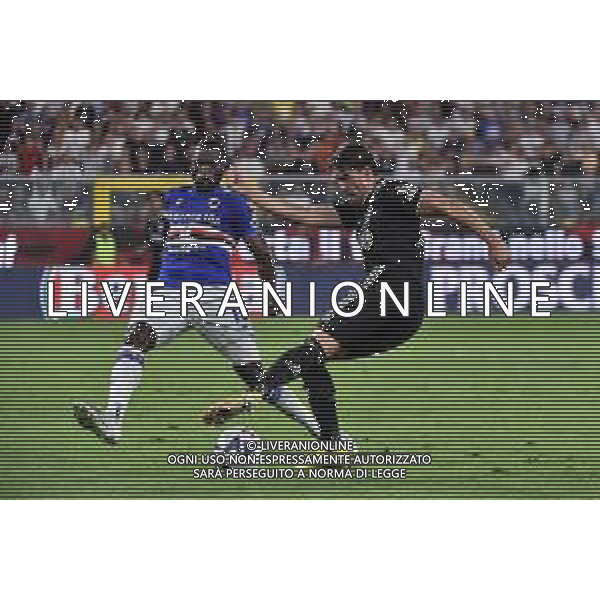 Dusan Vlahovic (Juventus) salta Omar Colley (Sampdoria) e serve a Adrien Rabiot (Juventus) la palla per il gol dell\'1 a 0 poi annullato dall\'arbitro Rosario Abisso di Palermo per fuorigioco su segnalazione del VAR Sampdoria vs Juventus Genova 22-08-2022 Stadio Luigi Ferraris - Marassi Campionato Serie A TIM - 2a giornata foto Roberto Garavaglia/ag. Aldo Liverani sas /AGENZIA ALDO LIVERANI SAS