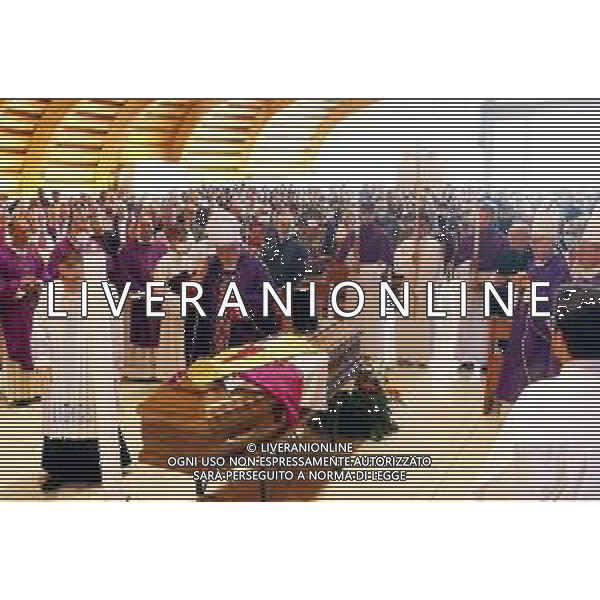IMOLA 23 08 2022 CHIESA DI SAN PIO IN PEDAGNA FUNERALE DI DON LUCA DALFIUME NELLA FOTO BENEDIZIONE DELLA BARA CON FERETRO DI DON LUCA DALFIUME DA PARTE DEL VESCOVO GIOVANNI MOSCIATTI ©SANNA/AGENZIA ALDO LIVERANI SAS