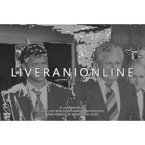 RETROSPETTIVA VALENCIANO IVAN CALCIATORE NELLA FOTO IVAN VALENCIANO NUOVO ACQUISTO DELL\'ATALANTA CALCIO AL SUO ARRIVO IN AEROPORTO A LINATE DI MILANO NEL 1992 CON GIORGIO VITALI AG ALDO LIVERANI SAS