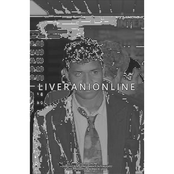 RETROSPETTIVA VALENCIANO IVAN CALCIATORE NELLA FOTO IVAN VALENCIANO NUOVO ACQUISTO DELL\'ATALANTA CALCIO AL SUO ARRIVO IN AEROPORTO A LINATE DI MILANO NEL 1992 AG ALDO LIVERANI SAS