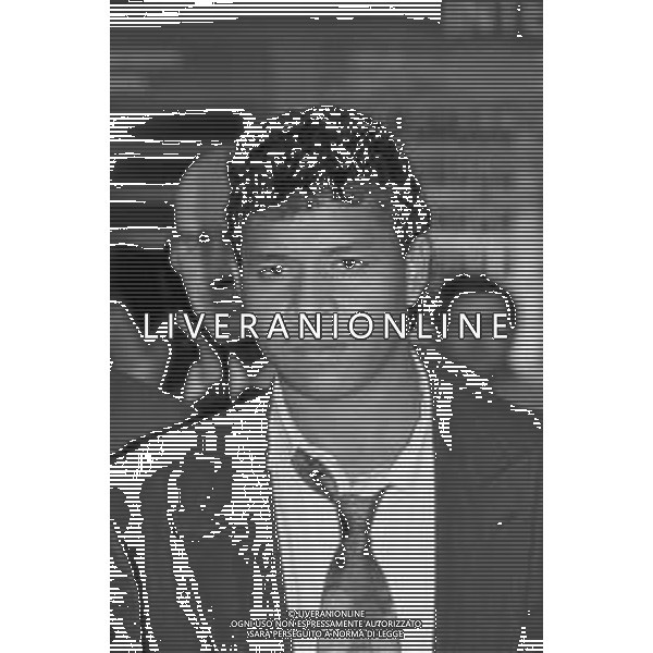 RETROSPETTIVA VALENCIANO IVAN CALCIATORE NELLA FOTO IVAN VALENCIANO NUOVO ACQUISTO DELL\'ATALANTA CALCIO AL SUO ARRIVO IN AEROPORTO A LINATE DI MILANO NEL 1992 AG ALDO LIVERANI SAS