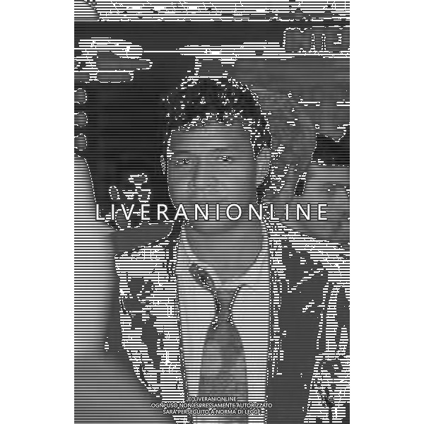RETROSPETTIVA VALENCIANO IVAN CALCIATORE NELLA FOTO IVAN VALENCIANO NUOVO ACQUISTO DELL\'ATALANTA CALCIO AL SUO ARRIVO IN AEROPORTO A LINATE DI MILANO NEL 1992 AG ALDO LIVERANI SAS