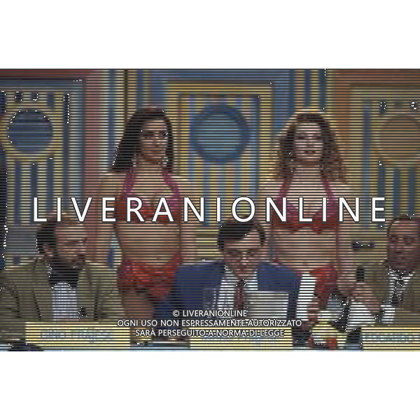 I Trettre\' , trio comico napoletano, composto da Gino Cogliandro, Edoardo Romano e Mirko Setaro Nella foto alla conduzione del Tg delle vacanze nel 1991 con le sirenette Gabriela Labate e Angela Melillo AG ALDO LIVERANI SAS