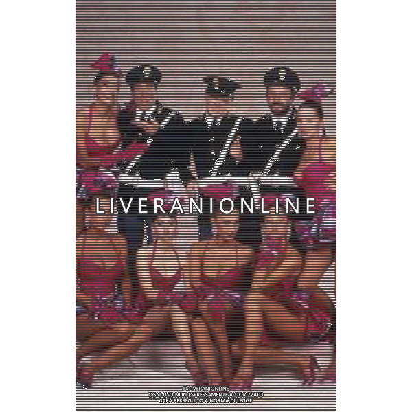 I TRETTRE\' , TRIO COMICO NAPOLETANO, COMPOSTO DA GINO COGLIANDRO, EDOARDO ROMANO E MIRKO SETARO NELLA FOTO CON LE RAGAZZE FAST FOOD CAST DI \'DRIVE IN\' DEL 1987 AG ALDO LIVERANI SAS