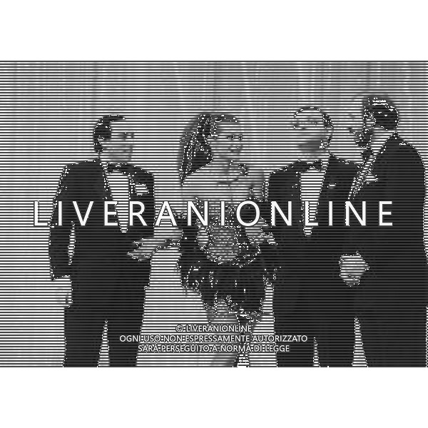 I TRETTRE\' , TRIO COMICO NAPOLETANO, COMPOSTO DA GINO COGLIANDRO, EDOARDO ROMANO E MIRKO SETARO NELLA FOTO CON CARMEN RUSSO NEL PROGRAMMA TV \' QUEL FANTASTICO TRAGICO VENERDI\' \' NEL 1987 AG ALDO LIVERANI SAS