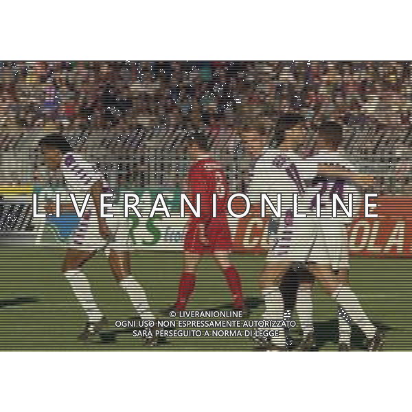 15-11-1998 PIACENZA CAMPIONATO DI CALCIO SERIE A PIACENZA-FIORENTINA 4-2 NELLA FOTO ABBRACCI GIOCATORI FIORENTINA DOPO IL GOAL AG ALDO LIVERANI SAS