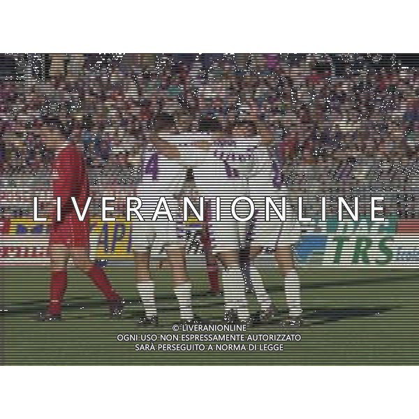 15-11-1998 PIACENZA CAMPIONATO DI CALCIO SERIE A PIACENZA-FIORENTINA 4-2 NELLA FOTO ABBRACCI GIOCATORI FIORENTINA DOPO IL GOAL AG ALDO LIVERANI SAS