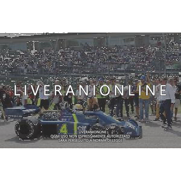 IMOLA 27 08 2022 AUTODROMO ENZO E DINO FERRARI 7∞ MINARDI DAY NELLA FOTO ARRIVO SULLA PIT LINE DELLA TYRRELL P 34 OSPITE D\'ONORE PUBBLICO DIETRO E GIAN CARLO MINARDI ©SANNA/AGENZIA ALDO LIVERANI SAS
