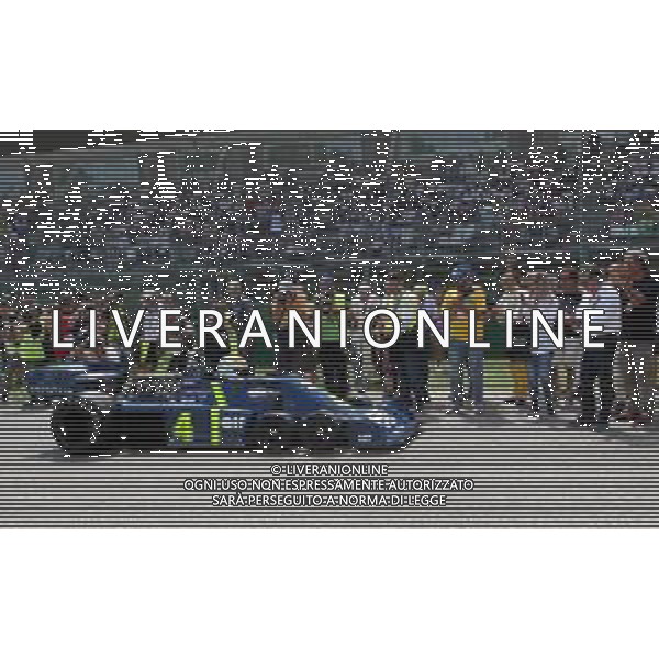 IMOLA 27 08 2022 AUTODROMO ENZO E DINO FERRARI 7∞ MINARDI DAY NELLA FOTO ARRIVO SULLA PIT LINE DELLA TYRRELL P 34 OSPITE D\'ONORE PUBBLICO DIETRO E GIAN CARLO MINARDI ©SANNA/AGENZIA ALDO LIVERANI SAS