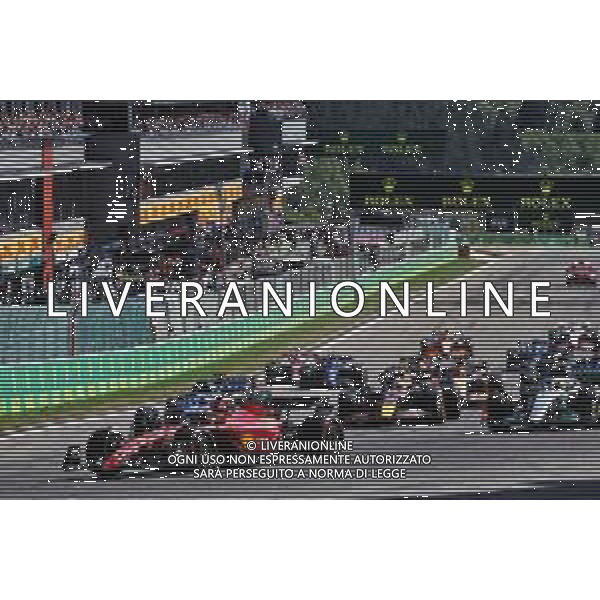 Carlos Sainz Jr (ESP) Ferrari F1-75 leads at the start of the race. 28.08.2022. Formula 1 World Championship, Rd 14, Belgian Grand Prix, Spa Francorchamps, Belgium, Race Day. - www.xpbimages.com, EMail: requests@xpbimages.com © Copyright: Bearne / XPB Images/AGENZIA ALDO LIVERANI SAS - ITALY ONLY EDITORIAL USE ONLY