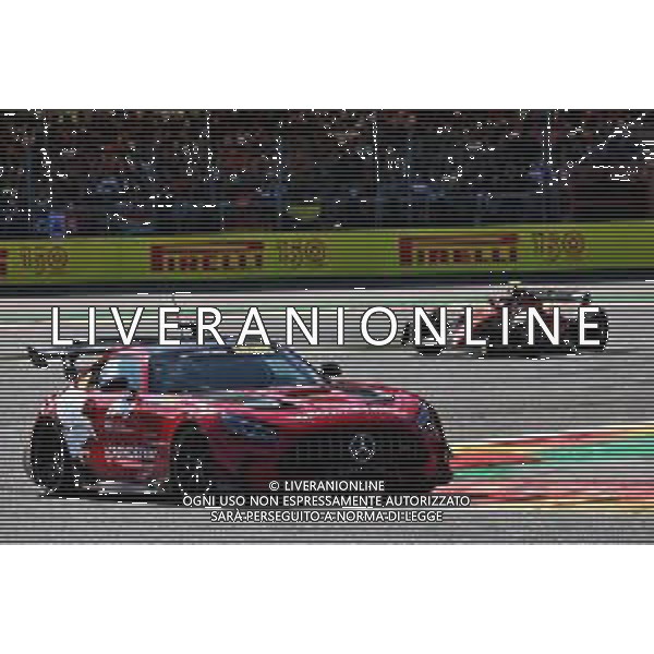 Carlos Sainz Jr (ESP) Ferrari F1-75 leads behind the Mercedes FIA Safety Car. 28.08.2022. Formula 1 World Championship, Rd 14, Belgian Grand Prix, Spa Francorchamps, Belgium, Race Day. - www.xpbimages.com, EMail: requests@xpbimages.com © Copyright: Batchelor / XPB Images/AGENZIA ALDO LIVERANI SAS - ITALY ONLY EDITORIAL USE ONLY
