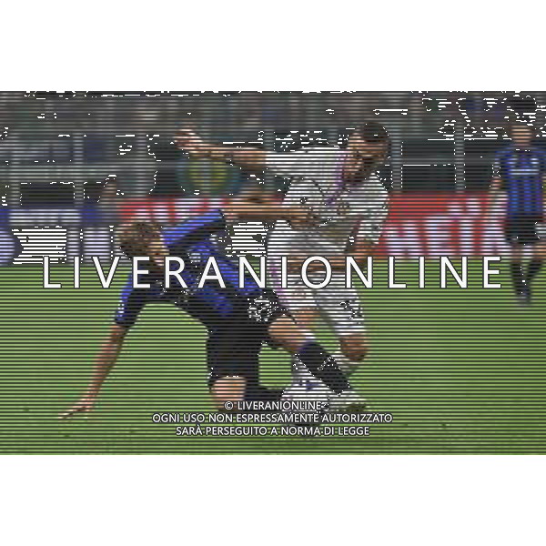 Nicolo\' Barella (Inter) e Gonzalo Escalante (Cremonese) Inter vs Cremonese Milano 30-08-2022 Stadio Giuseppe Meazza - San Siro Campionato Serie A TIM - 4a giornata foto Roberto Garavaglia/ag. Aldo Liverani sas/AGENZIA ALDO LIVERANI SAS