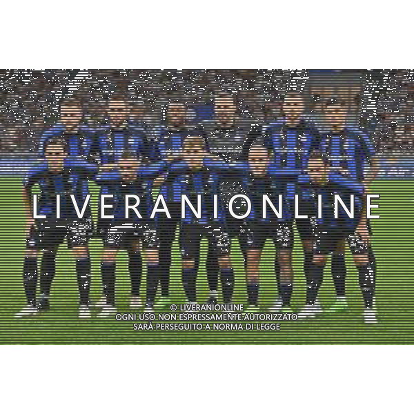 la formazione dell\'Inter, in piedi da SX Milan Skriniar, Stefan de Vrij, Denzel Dumfries, Samir Handanovic, Edin Dzeko e Joaquin Correa; inn basso da SX Matteo Darmian, Marcelo Brozovic, Nicolo\' Barella, Federico Dimarco e Hakan Calhanoglu Inter vs Cremonese Milano 30-08-2022 Stadio Giuseppe Meazza - San Siro Campionato Serie A TIM - 4a giornata foto Roberto Garavaglia/ag. Aldo Liverani sas/AGENZIA ALDO LIVERANI SAS