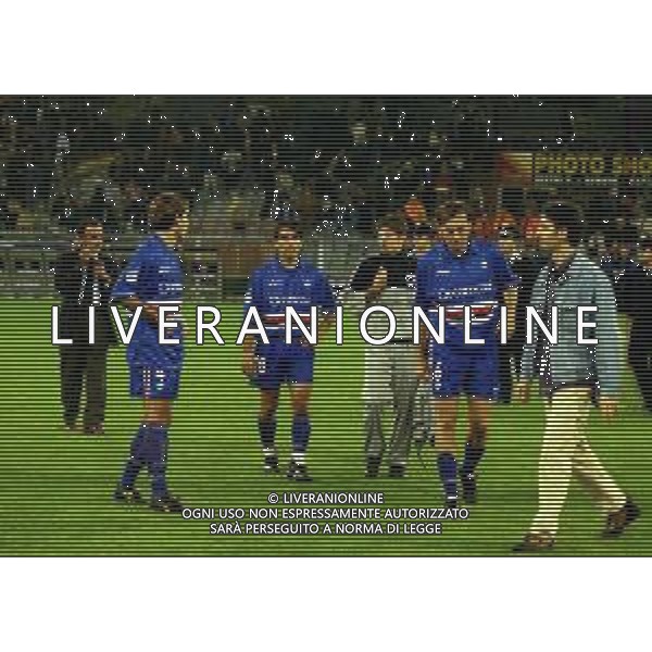 12-10-1999 GENOVA COPPA ITALIA SAMPDORIA-BOLOGNA NELLA FOTO I GIOCATORI DEL BOLOGNA E DELLA SAMPDORIA CHIEDONO AI TIFOSI DI EVITARE IL LANCIO DI OGGETTI AG ALDO LIVERANI SAS