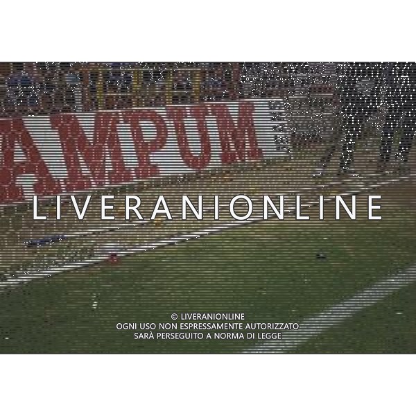 12-10-1999 GENOVA COPPA ITALIA SAMPDORIA-BOLOGNA NELLA FOTO OGGETTI TIRATI IN CAMPO DAI TIFOSI DELLA SAMPDORIA AG ALDO LIVERANI SAS